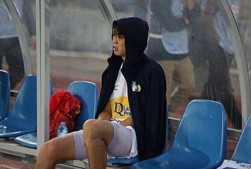 Khoảnh khắc Tuấn Anh chấn thương ngồi khóc nhìn đồng đội thi đấu làm bao trái tim người hâm mộ rung động. Ảnh: LÂM VĂN